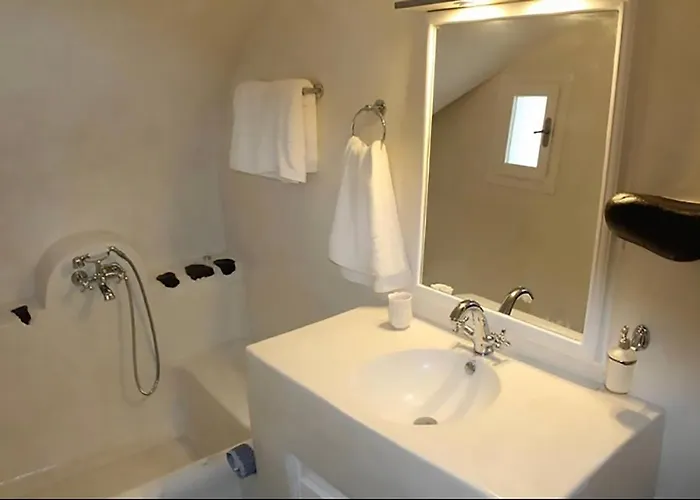 Traditional Cave Villa-paradise & Prive Jacuzzi Emporio (Santorini)