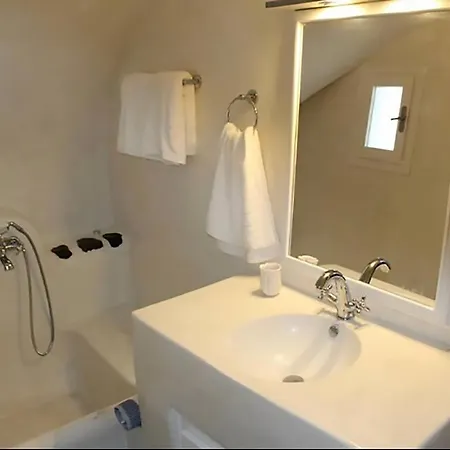 Traditional Cave Villa-paradise & Prive Jacuzzi Emporio (Santorini)