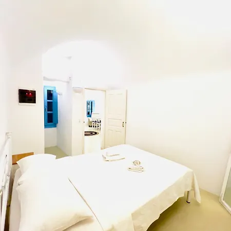 Traditional Cave Villa-paradise & Prive Jacuzzi Emporio (Santorini)