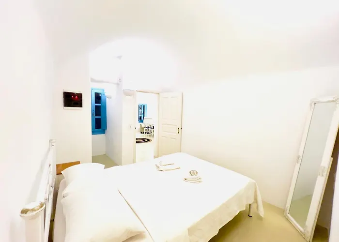 Traditional Cave Villa-paradise & Prive Jacuzzi Emporio (Santorini)